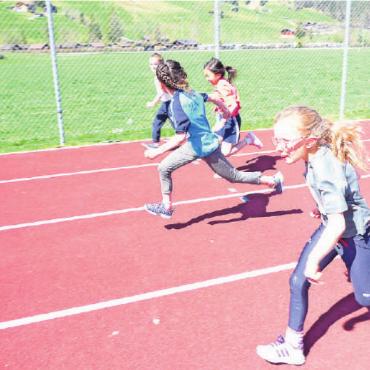 «Gschwindscht Saaner – gschwindschti Saaneri» und UBS Kids Cup 2022 - … kann man sich auch im Sprint und Weitsprung messen. FOTOS: ZVG