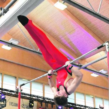Aus Breitensport wird Spitzensport - Lucien von Grünigen schwingt sich ans Reck.