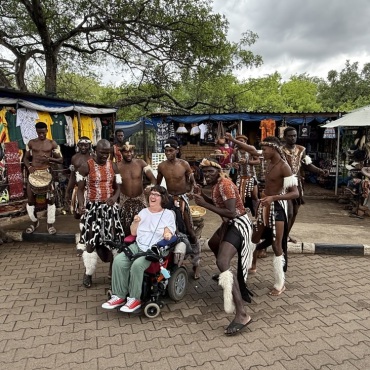 Im Rollstuhl durch die afrikanische Savanne - Die Safari macht sowohl für Einheimische als auch für Reisende Spass. (Fotos:ZVG)