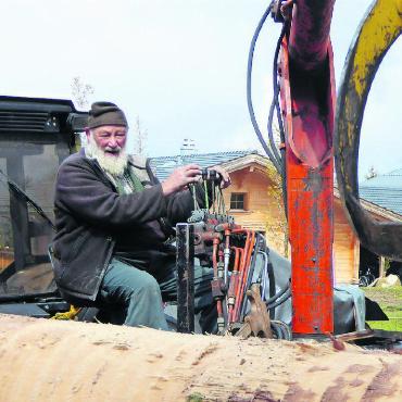 Ein «Ryter» eilt zu Hilfe - Links: Gottfried Ryter auf seiner Mobilsäge. ARCHIVFOTOS: DANIELA ROMANG