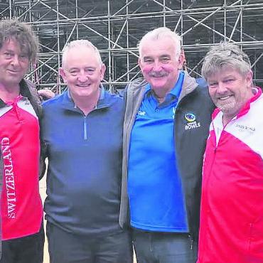 Titelgewinn für den Bowls Club Gstaad an den Bowls Schweizermeisterschaften - Neil Dalrymple und Michael Catlow von World Bowls, mit den Vertretern des BC Gstaad und Swiss Bowls, Beat Matti (links) und Christian Haldimann (rechts). FOTO: BEAT MATTI
