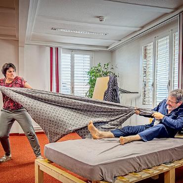 Theatergruppe Szenewächsel unterwegs in Sigriswil - Szene aus dem Theaterstück «Was i wot». FOTO: ZVG