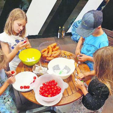 Mini-Gstaad 2025: So haben wir Kinder regiert - Jeden Tag durfte eine Gruppe von Kindern in der Küche des Coop-Restaurants mithelfen, das Mittagsmenü zuzubereiten...