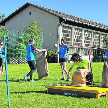 Amtsturntag bewegt Klein und Gross - Sackhüpfen unter erschwerten Bedingungen: Es galt, im Slalom, über Hindernisse und im Kreis zu hüpfen.