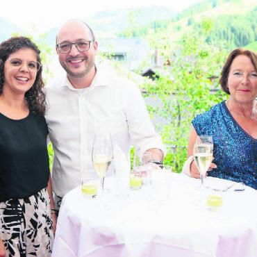 «Kultur ist wichtig für ein erfülltes Leben» - Gemeinderätin Patrizia Matti (rechts) mit Begleiterin Heidi Bürki und Gemeinderat Nathanael Perreten (links) mit dem designierten Vorsitzenden der Geschäftsleitung der Saanen Bank, Adrian di Camillo. und seiner Frau Daniela.