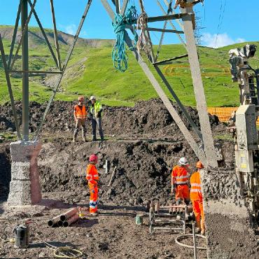 Mit Seilen und Helikoptern auf über 2500 Metern im Einsatz - Die Sanierungsarbeiten erfolgen im Zusammenspiel vieler verschiedener Fachexperten.