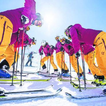 Demoteam Nüschti Synchro ist wieder Schweizer Meister  - Vor jedem Start kommen die Teamkolleginnen des Demoteams Nüschti Synchro zusammen und motivieren sich gegenseitig.