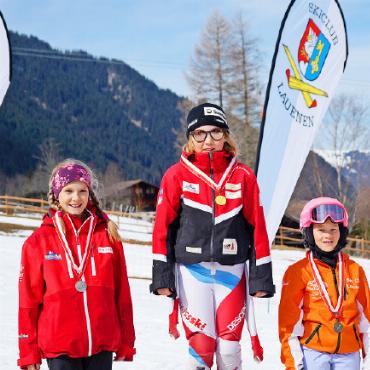 Corinne Reichenbach und Daniel Schenk sind Lauener Clubmeister 2025 - Podest Mädchen 2015 am Mini-JO-Cup: v.l. Léonie von Siebenthal, Elena Hermann und Delia Reichenbach.