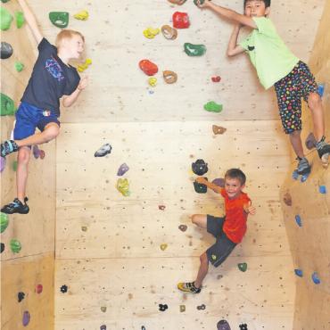 Zwei wunder(plunder)bare Ferienpasswochen sind vorbei - Hoch hinaus beim Bouldern.