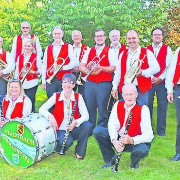 Brass Band «Harmonie» Saanen: Festwirtschaft mit Musik an der Brocante in Saanen - Die «Stadtbachmusikanten» aus Bern. FOTO: ZVG