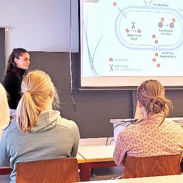Von Kühen, Sport und gleichgeschlechtlichen Ehen - Was macht das Antibiotikum in der Bakterienzelle? Ronja Dreyer erklärt dem Publikum komplexe wissenschaftliche Zusammenhänge.