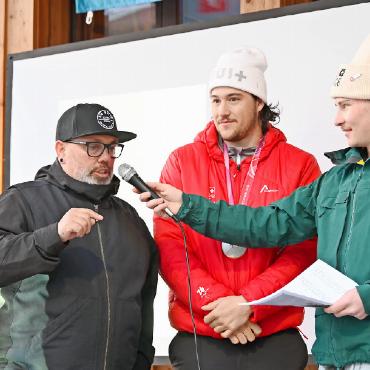 Willkommen zurück, «Silber-Fäbu»! - Ein Interview mit Unterhaltungswert: Trainer Silvan Hofer (links) und Fabrice von Grünigen (Mitte) sorgten mit ihren Antworten auf die Fragen von Moderator Kim von Grünigen (rechts) für viel Information und einige Lacher.