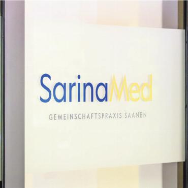 SarinaMed übernimmt Hausarztpraxis von Dr. Niklaus Perreten - Die SarinaMed ist ein Gemeinschaftsprojekt der Gstaad International Health Group und der Einwohnergemeinde Saanen. FOTO: MELANIE UHKÖTTER