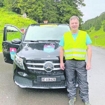 450 «Gümmelerinnen» bei La Reine - Fredy Wälti steuerte gemeinsam mit Katrin Espiasse den Besenwagen, das letzte Fahrzeug, das die Strecke kontrollierte.