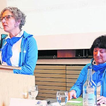 Wunderbare 105. Hauptversammlung des Frauenvereins Saanen - Die Präsidentin Andrea Maurer (links) und ihre Finanzchefin Patricia Dönier.
