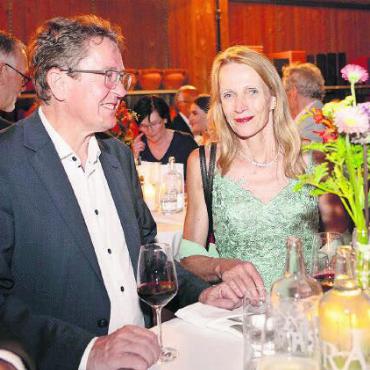 «Kultur ist wichtig für ein erfülltes Leben» - Ein entspannter Bundesrat Albert Rösti mit seiner Frau Theres, Grossratspräsidentin Edith Siegenthaler und Aldo Kropf beim anschliessenden gemütlichen Stehdinner.