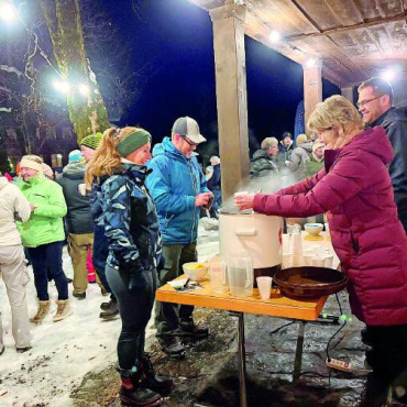 Der Samichlous unterwegs im Saanenland - Trotz nicht so kalter Temperaturen war der Glühwein beliebt.