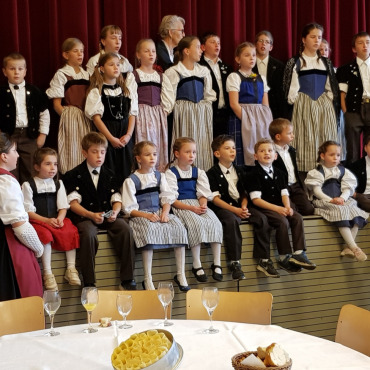 Glanzvolles Jodelkonzert in der Kirche Saanen - Kinderchörli Saanenland unter der Leitung Barbara Kohli.