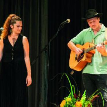 Diplomfeier der Elektroinstallateure und Montage-Elektriker in Matten - Katharina Michel und Josua Romano begeistern mit Gesang und Gitarre.