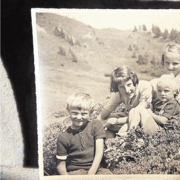 Einem tragischen Unglück auf der Spur - Ein Jahr vor dem Unglück: Mutter Martha Bäschlin mit ihren fünf Kindern im Sommer 1951 auf