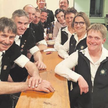 Bei Jodelklängen die Seele baumeln lassen - Nach ihren klangvollen Lieder- und den lustigen Sketchvorträgen konnten die «Kummerbuebe Saanenland» (links), das Terzett «Silberdisteln» (vorne rechts) und Petra und Ruedi (rechts hinten) nun den wohlverdienten Feierabend geniessen. FOTOS: LÉONIE MÜLLER
