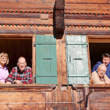 Glodo Dubach und die königlichen Blüten am Säumerweg - Für Ruth und Marcel Reichenbach (links) sowie Ursula und Werner Strasser-Boo mit Sohn Tobias ist eines klar: In einem solchen Haus muss man praktisch und familienfreundlich leben können – es darf nicht zum Museum werden. Ursula Strasser: «Ich gehöre hierher, denn hier sind meine Wurzeln.»
