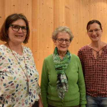 Sandra Klopfenstein folgt auf Esther Weissen - Vereinspräsidentin Esther Weissen, flankiert von ihrer Nachfolgerin Sandra Klopfenstein (links) und der neuen Kassierin Karin Müller- von Känel (rechts). (Foto: AvS)