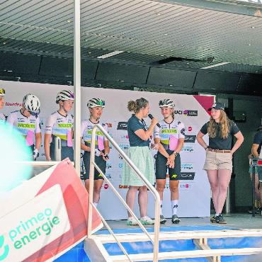 Tour de Suisse Women: Was Reusser in Gstaad begann, brachte sie zu Ende - Interviews mit den Rennathletinnen, mit den Radprofis und auch mit der regionalen Nachwuchsskirennfahrerin Sue Piller (rechts). FOTO: MARCO MINNIG