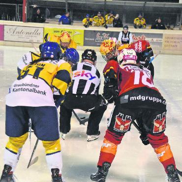 SCB Frauen gewinnen Regenpartie - Volle Konzentration beim Bully nach dem Tor.