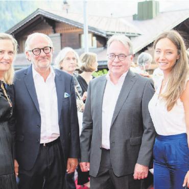 Eröffnung Gstaad Menuhin Festival & Academy AG - Festival-Hauptsponsor Edmond de Rothschild war vertreten durch Sarah Arnett (links) und Caroline Schläppi. In der Mitte VR Hans-Ueli Tschanz und VR-Präsident Aldo Kropf.