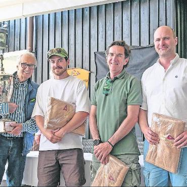 Herzog-Carl-Pokal – Erfolg für GYC-Mitglied am Bodensee - Bei der Pokalregatta des Württembergischen Yachtclubs Friedrichshafen am Bodensee am 11. und 12. Mai – ausgetragen für die Klassen Dynamic 35, 45qm Nationale Kreuzer und 30qm Schärenkreuzer – verbuchte das Gstaad-Yacht-Club-Mitglied Peter Theile den Gesamtsieg bei den 30qm Schärenkreuzern.
Peter Theile konnte bei den 30qm Schärenkreuzern am Samstag bei relativ schwachen Winden mit seiner «Mariposa» einen Start-Ziel-Erfolg verbuchen. Nachmittags zeigte der Bodensee
nur noch Windstärken zwischen 0,5 bis 1,5 Bft, aber mit laufenden Drehungen von SW auf NW und umgekehrt. Dabei erreichte die «Mariposa» bei dieser zweiten Wettfahrt einen vierten Platz. Bei der dritten Wettfahrt am Sonntagvormittag herrschten wieder schwierige Windverhältnisse. Aber einige geglückte Schläge und Manöver bei den Amwind- bzw. Vorwindkursen verhalfen der Mannschaft der «Mariposa» zu einem weiteren ersten Platz, was den Gesamtsieg in dieser Klasse bedeutete. Die Mannschaft bestand neben Peter Theile aus Vater und Sohn Harald und
Jannis Böhler vom Yachtclub Radolfzell sowie Alex Ballweg vom Überlinger Yachtclub.
Bei der Preisverleihung wies der Präsident des WYC darauf hin, dass Peter Theile jetzt schon zum zweiten Mal in Folge – in früheren Jahren schon fünfmal mit Unterbrechungen – den Pokal von Herzog Carl mitnehmen durfte. Er befürchtete, dass Peter Theile mit seiner «Mariposa» nächstes Jahr nochmals Erster werden könnte und somit diesen bedeutungsvollen Pokal dann für immer behalten dürfte. Mal sehen…
GSTAAD YACHT CLUB