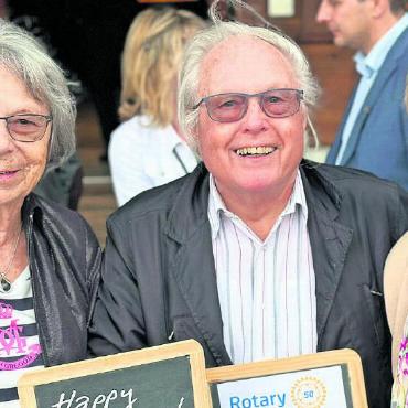 Jubiläumsfeier 50 Jahre Rotary Club Gstaad-Saanenland - Der vierte noch aktive Gründervater Rolf Steiger zusammen mit seiner Frau Ursula (links) und Ruth Hählen.
