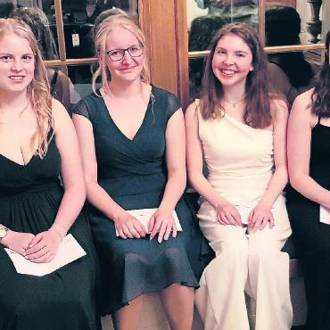 Lernende der Wirtschaftsschule feierten ihren Lehrabschluss - Die KMU Treuhandpartner AG Gstaad zeichnet die besten Absolvent:innen mit einem Spezialpreis aus. Die Preisträgerinnen sind: v.l. Sarah Lörtscher, Nadia Trachsel, Florence Lauber und Jasmine von Siebenthal.