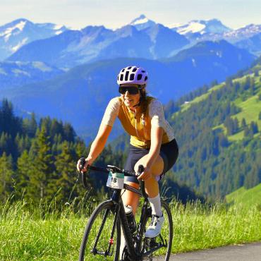 La Reine kommt wieder nach Gstaad - Mit Julie von Grünigen konnte 2023 eine waschechte Gstaaderin den internationalen Frauen-Rennradmarathon La Reine für sich entscheiden. FOTO: ZVG