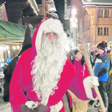 Bildergalerie: Samichlous, du lieba Maa... - Nach der Bescherung für die Kinder geht der Samichlaus noch über den Markt und verteilt Geschenke.