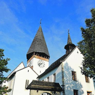 Kirchenserie Teil 2: Heilige Mauritius & Joder: der Märtyrer, der Bischof und ein Massengrab - Die Mauritiuskirche in Saanen, neugebaut 1444–47: Die rundbogigen Fenster zeugen davon, dass der Vorgängerbau – wovon das Chor ein Überbleibsel ist (siehe Abbildung im Kreis) – im romanischen Stil gebaut war. Der steile sechseckige Turmhelm und das Kirchendach wurden von den Gebrüdern Baud aus dem Welschland – in Saanen eingebürgert Boo – gebaut und nach dem Kirchenbrand 1941 neu erstellt.