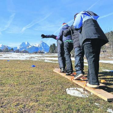 Teamgeist mit «Schnee» und Spass kombinieren - Das Fortbewegen auf dem Langski war gar nicht so einfach…