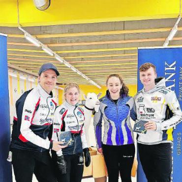 Jahresrückblick 2024 – Sport: Saanenlands Sportelite überzeugte - Das Team Schottland (Jenn Dodds und Bruce Mouat, rechts) gewann gegen die Mitfavoriten Norwegen (Kristin Skaslien und Magnus Nedregotten, links). FOTO: ZVG