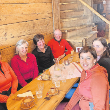 Erfolgreicher Skitag BOSV am Hasliberg - Die Frauenrunde wurde von Rolf Zanini und Swiss-Ski Urgestein Hans Bigler bestens unterhalten: v.l. Christine Staub-von Grünigen, Doris Blum, Ursula Zanini-Glur, Rolf Zanini, Hans Bigler, Barbara Jampen und Ursula Praz, BOSV-Gönner-Verantwortliche. FOTOS: ZVG