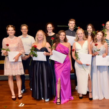 Die zweitbeste Leistung kam aus der Gstaader Klasse - Rosalie Graf (links) mit der zweitbesten Maturitätsnote des Jahrgangs. (Foto: zVg)