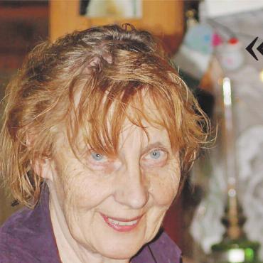 Stauffers Vogelstation im Oberland – und ihr abruptes Ende - Verena Stauffer im Jahr 2012 mit einem jungen Steinkauz, der verletzt von der Thuner Panzerpiste «eingeliefert» wurde. FOTOS: ZVG