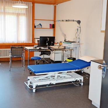 SarinaMed: Tag der offenen Tür - Blick in ein einfaches, aber zweckmässig mit allem Nötigen eingerichteten Sprechzimmer. FOTOS: TONI SIEGRIST