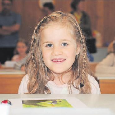 Mit zwei Erstklässlern auf dem Schulweg - Und auch Flavia findet: «Ich bin parat.» FOTOS: JENNY STERCHI