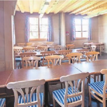Wenn es im Treppenhaus knarzt, sind es nicht immer die Lehrer - Der Esssaal mit seinen speziellen Stühlen, die so schön sind, dass sie fast nicht in ein Ferienheim passen wollen.