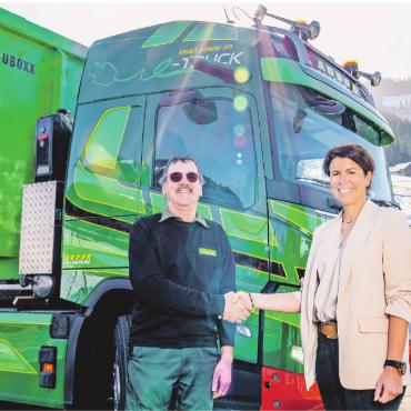 Grüner unterwegs im Schwerverkehr - Daniela Addor bei der Übergabe des neuen E-Lastwagens an Chauffeur Marcel Reichenbach. 
FOTOS: ZVG
