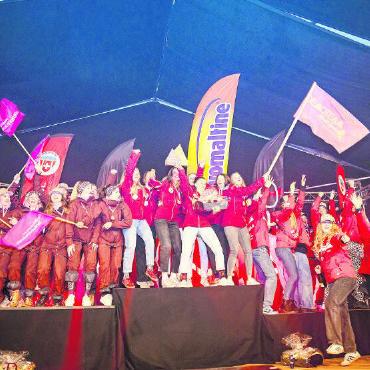Demoteam Nüschti Synchro ist wieder Schweizer Meister  - Grosse Party auf dem Podest: Das Demoteam Nüschti Synchro feiert seinen Triumph. Auf dem zweiten Platz (links) landeten Powderwomen Toggenburg reloaded, auf dem Dritten die Red Panthers (rechts).
