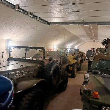 Ausflug zur Festung Waldbrand - In den heiligen Hallen der privaten Militärfahrzeuge. FOTO: ZVG