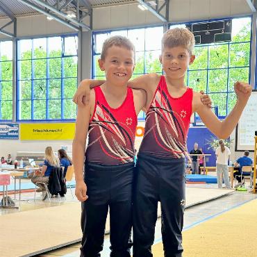 Gelungener Saisonstart für die Geräteturner:innen - Oberlandmeister Jason Reichenbach (rechts) und Kimi Hauswirth sind mit ihrem Wettkampf im K1 zufrieden.