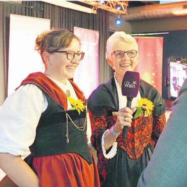 Mit Humor, Tradition und ganz viel Herz - Denise Mösching und Barbara Kohli strahlen beim Siegerinterview um die Wette.
FOTO: ANITA ZMOOS-WALKER