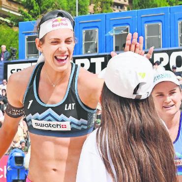 Swatch Beach Pro Gstaad 2025 - Die Lettin Tina Graudina dankt nach ihrem Silbermedaillengewinn dem Helferteam auf dem Court.